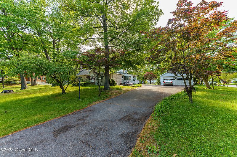 3rd image of 111 Vly Road