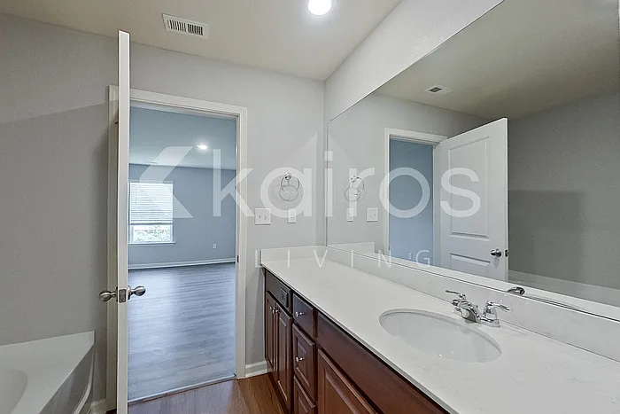 1111 Freedom Pkwy — Photo 25