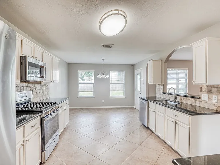 2427 Ranch Hollow Ct — Photo 9