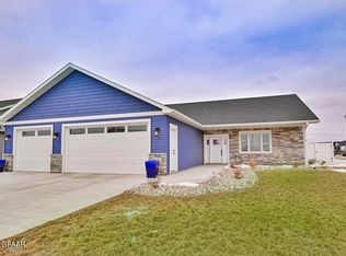 6172 Azalea Cir, Grand Forks, ND 58201