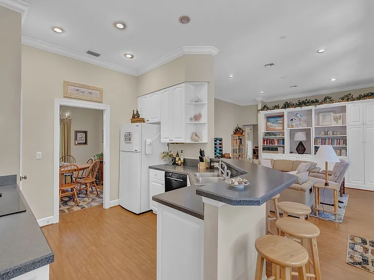 2225 Seaside St — Photo 7