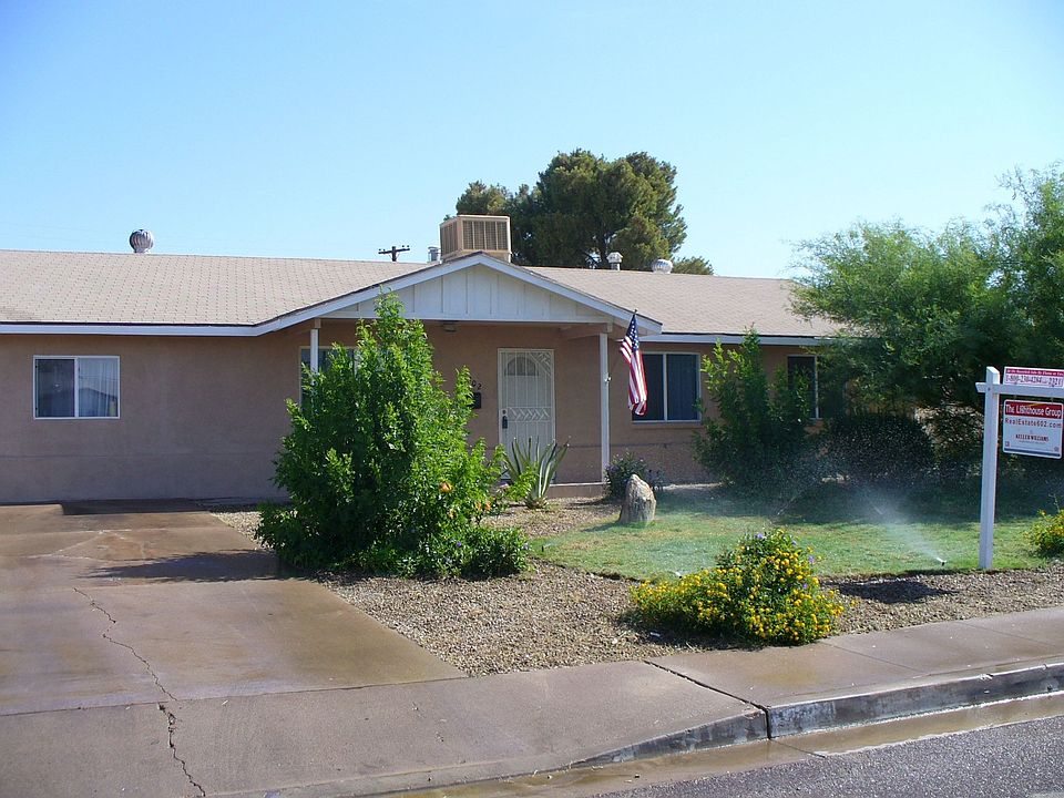 Beautiful front yard, lots of foliage