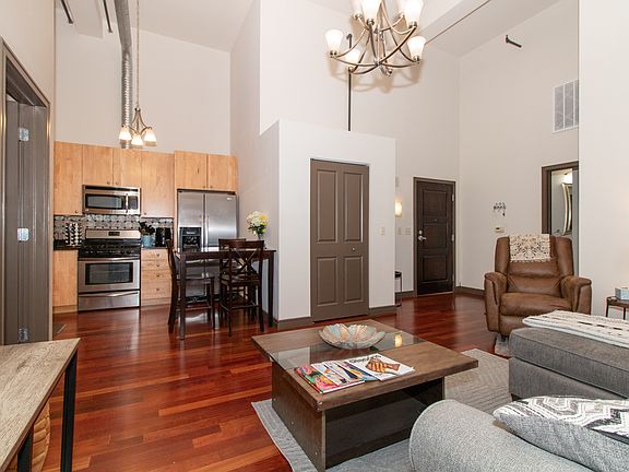 4th image of 212 N Center St Unit 204