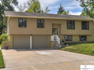 9917 Orchard Cir, Omaha, NE 68127