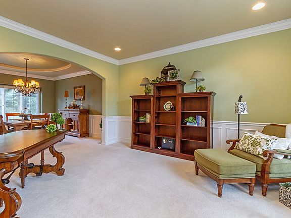 5th image of 521 W Thornwood Dr