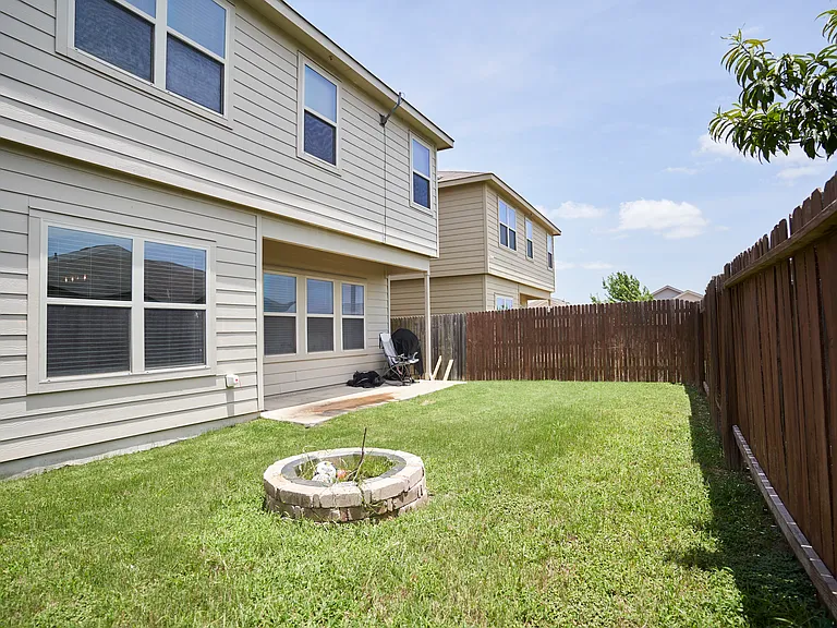 105 Comet Dr — Photo 2