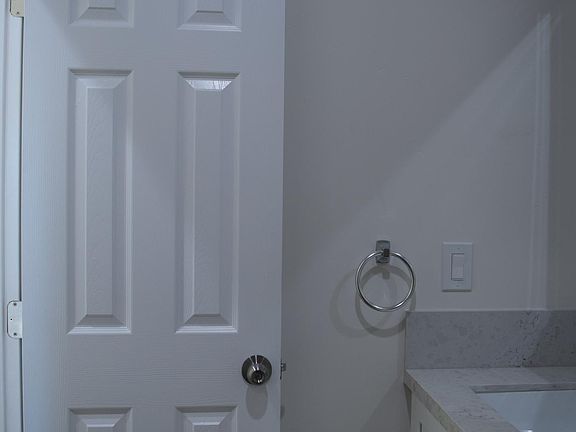 5th image of 124 Oaklawn Ave