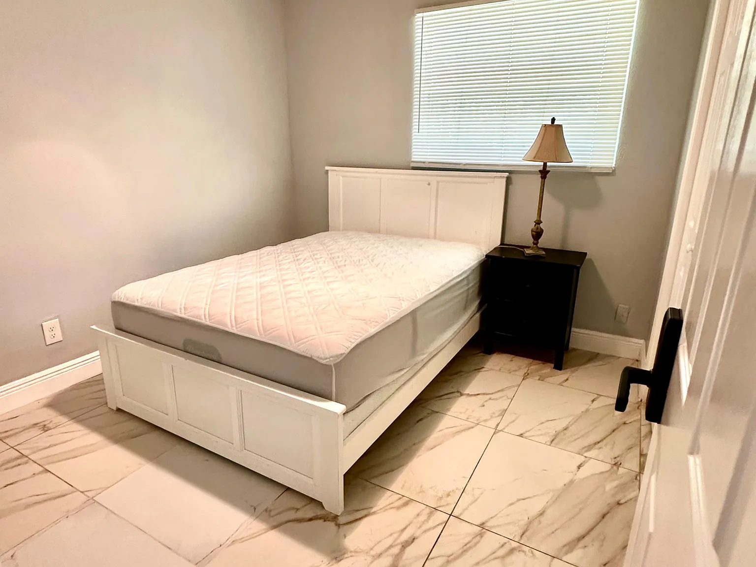 4 bed, 1.0 bath, 1320 sqft, $888 — Photo 1