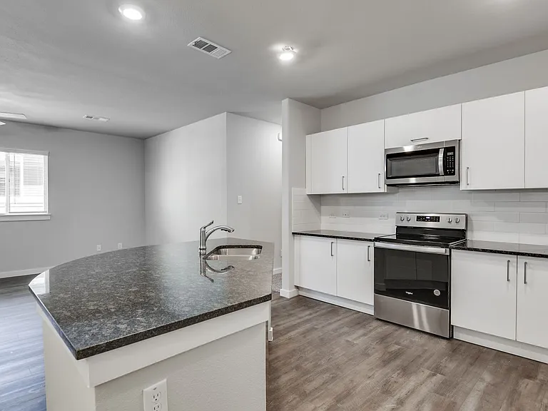736 Wheatfield Dr — Photo 10