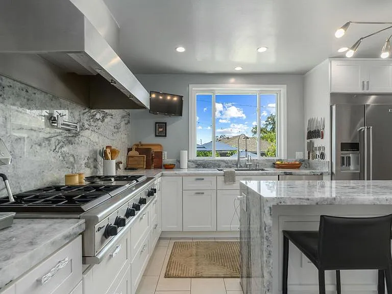 2030 N Altadena Dr — Photo 14