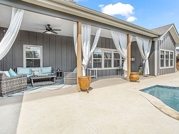 3rd image of 905 Laurel Ln
