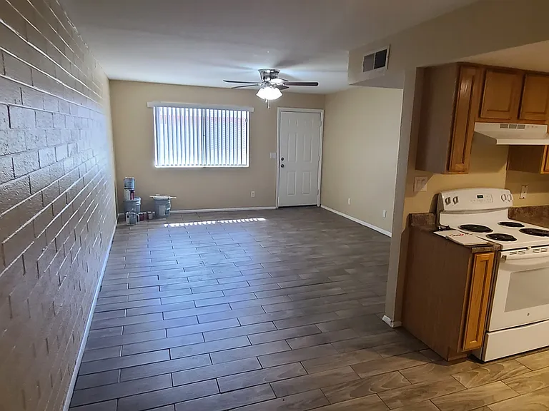 1140 E Curry Rd #B — Photo 1