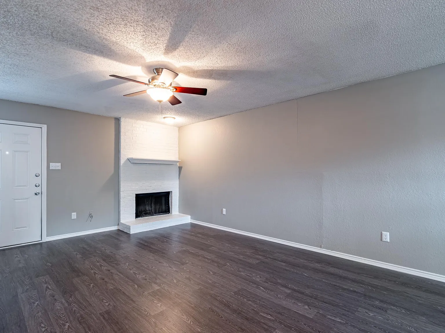 2 bed, 1.5 bath, 1044 sqft, $1,199 — Photo 3