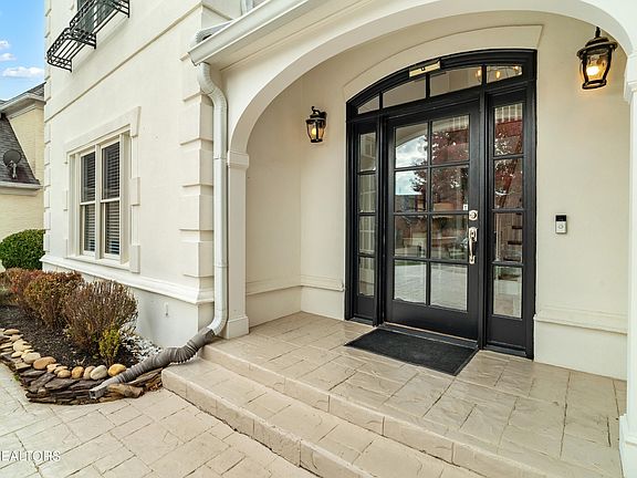 3rd image of 9904 Giverny Cir