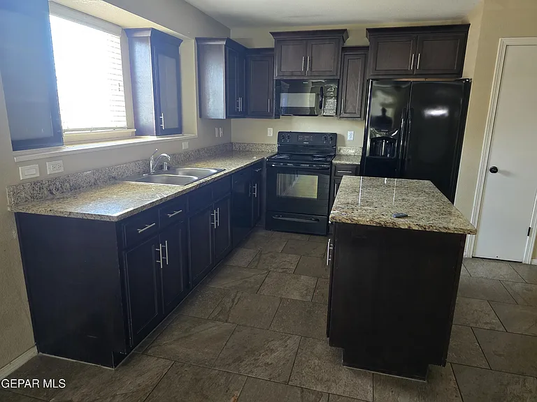 808 Ballard Shapleigh Pl — Photo 4