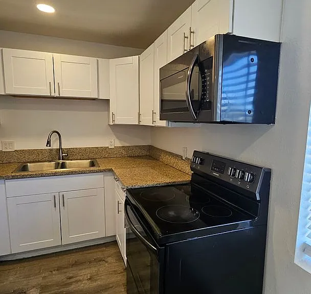 219 Candelaria Rd NW — Photo 12