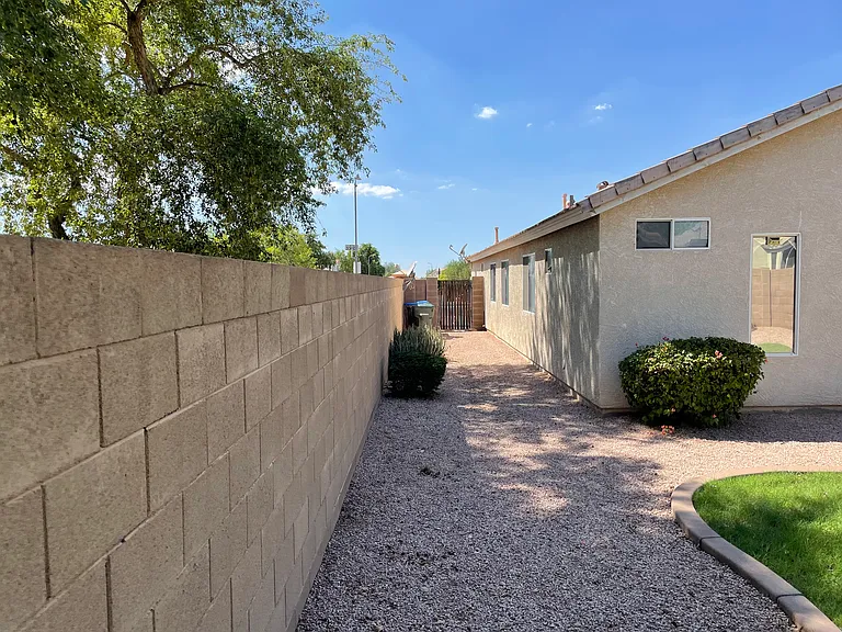 6831 S 33rd Dr — Photo 30