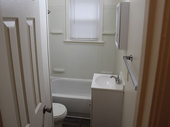 4th image of 1073 Jennings Ave