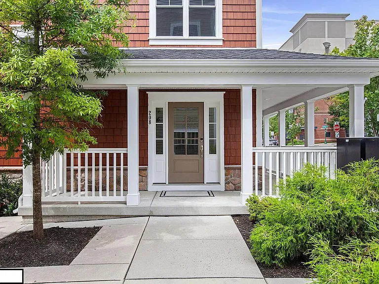 208 E Pennsylvania Ave — Photo 3