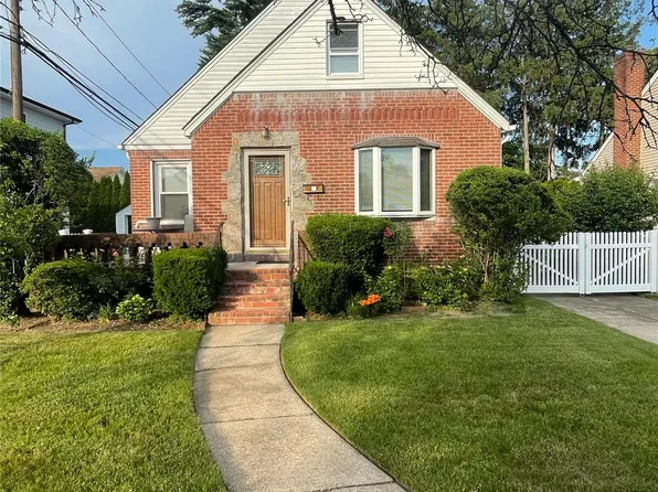 32 Celler Avenue, New Hyde Park, NY 11040