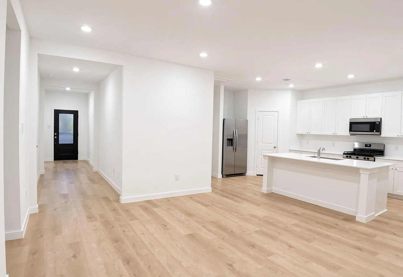 3 bed, 2.0 bath, 1627 sqft, $2,200 — Photo 3