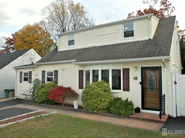 18 Pinetree Dr, Parlin, NJ 08859