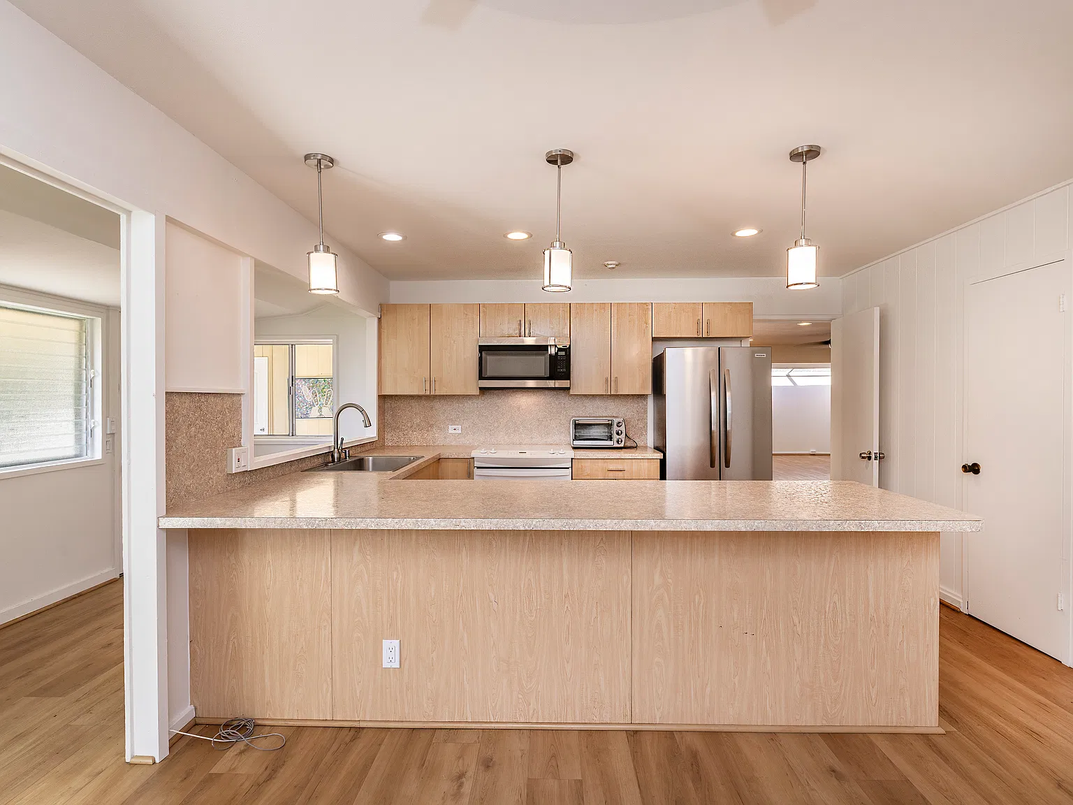 4 bed, 1633 sqft, $5,700 — Photo 3