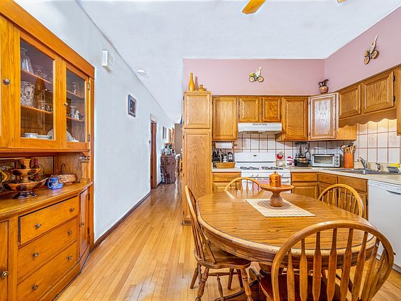 3rd image of 1932 Clarence Ave