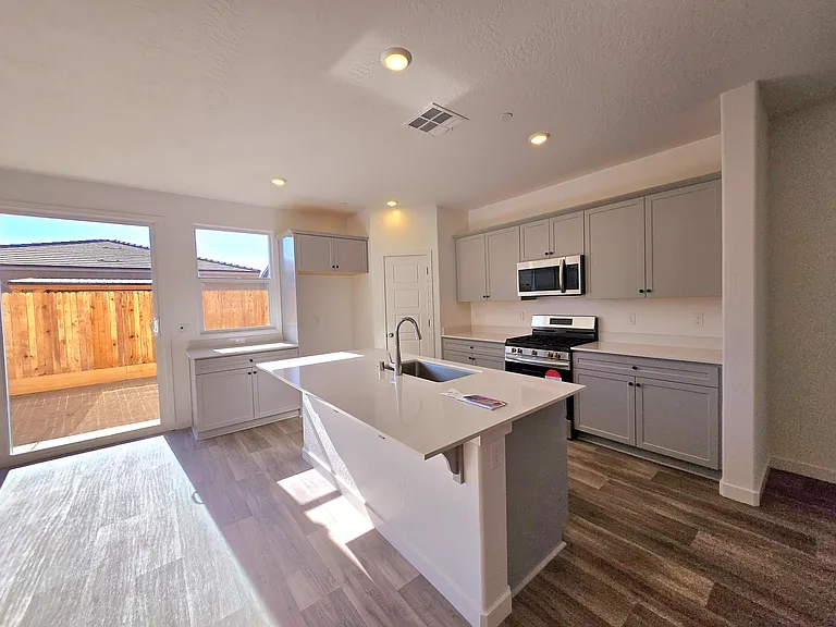 Pioneer Dr W — Photo 18