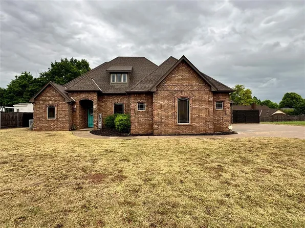 2842 Country Club Dr, Chickasha, OK 73018