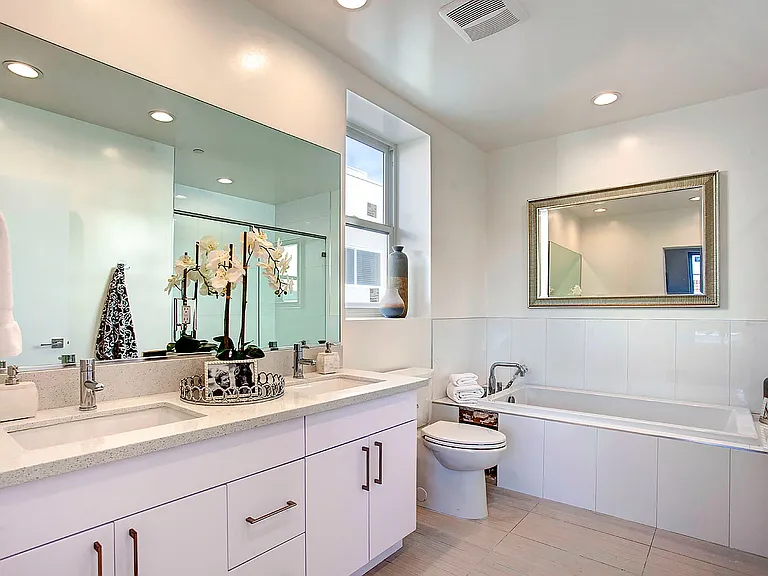 10815 Missouri Ave — Photo 2