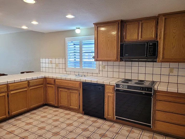 2305 Oxford Ave — Photo 5