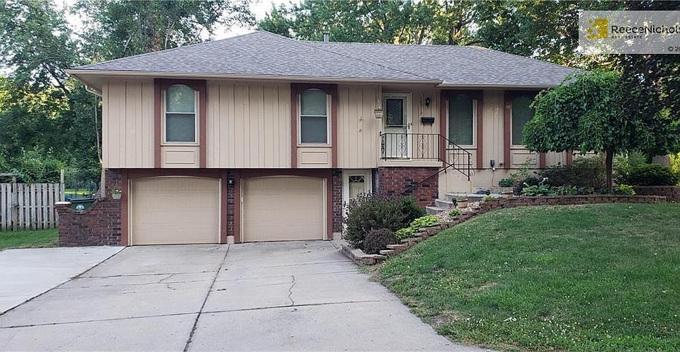 Spacious home with 2 living & eating areas on main level plus finished lower level with private entrance.
