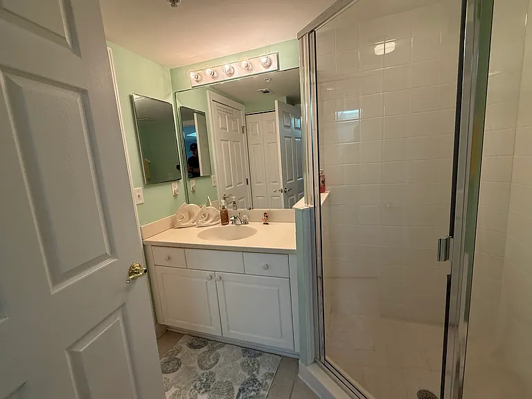Hall Bathroom/Shower