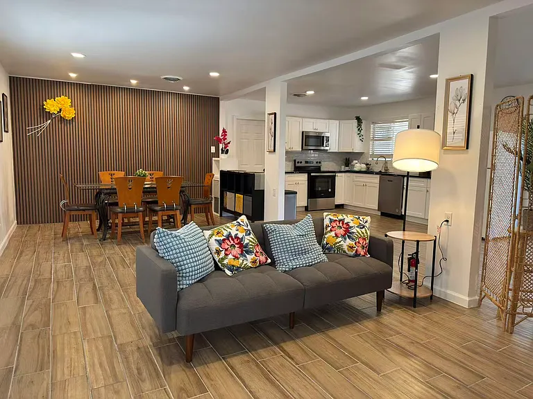 215 Montfort Dr — Photo 3