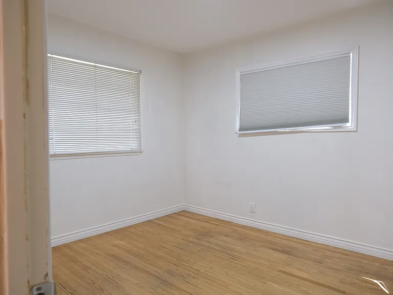 929 N Summer St — Photo 12
