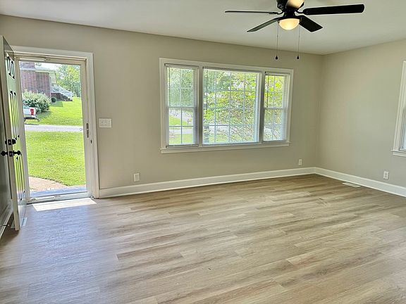 5th image of 131 White Oak Dr