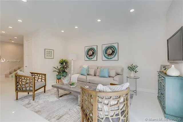 3 bed, 2.5 bath, 1694 sqft, $3,900 — Photo 3