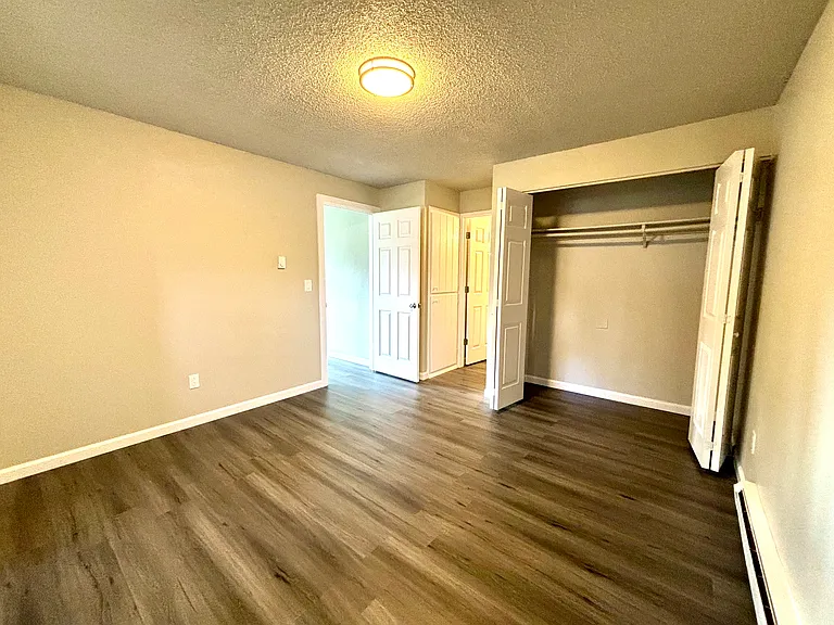 Serrano Gardens Apartments — Photo 11