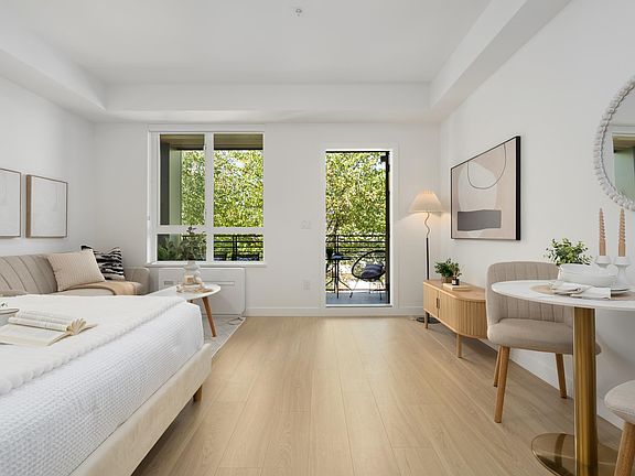 2nd image of 2450 Garden Dr #306
