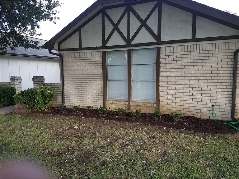 6919 W Cleburne Rd — Photo 12