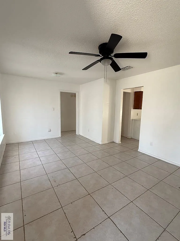 3 bed, 1.0 bath, 961 sqft, $1,200 — Photo 3