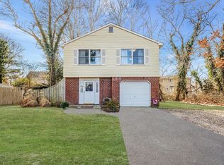 2 Vermont St, East Patchogue, NY 11772