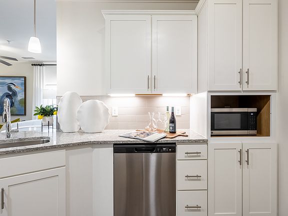 5th image of 3540 Broadway Ave #1125321