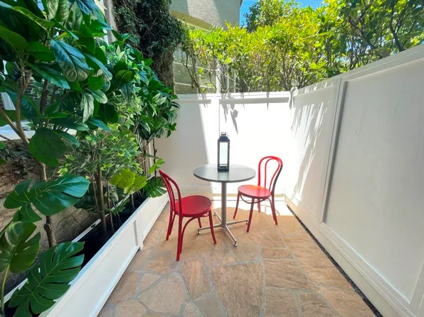 2285 N Beachwood Dr, Los Angeles, CA