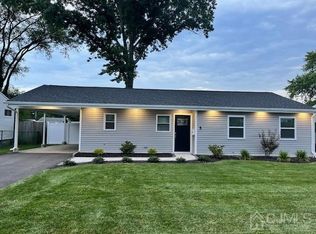 5 Duke Ct, Parlin, NJ 08859