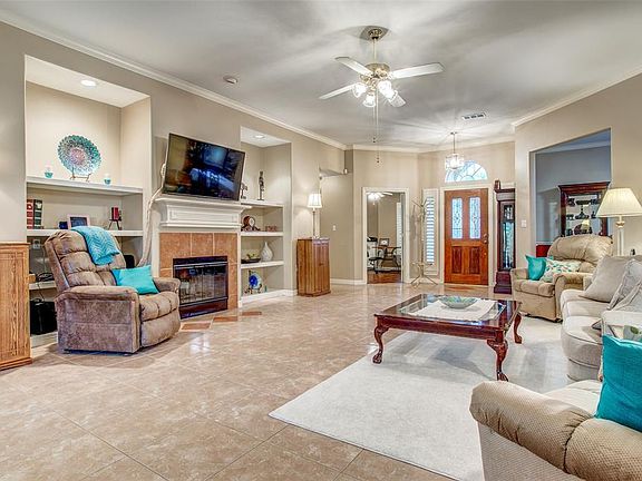 3rd image of 610 W Larkspur Cir