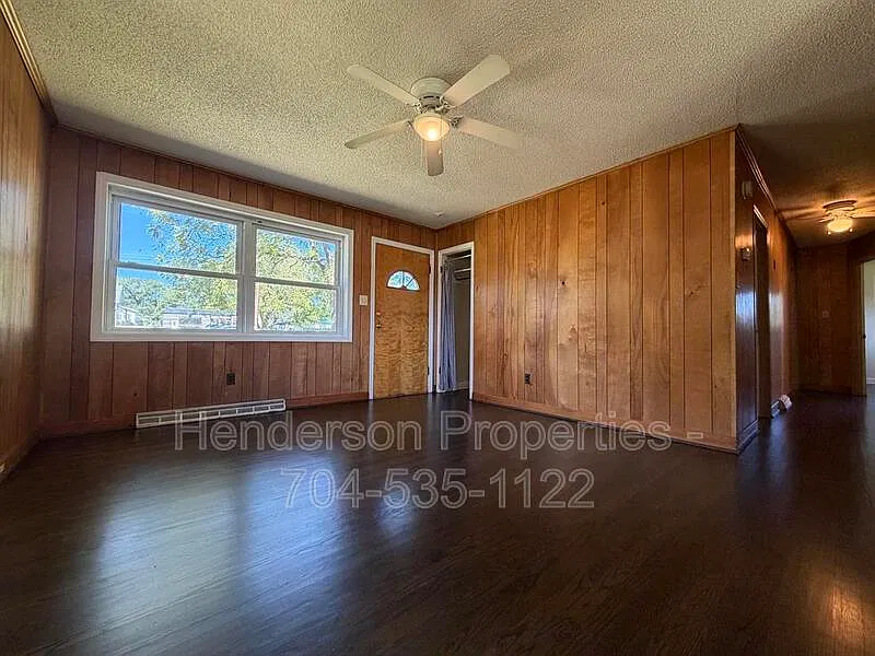 3 bed, 1.0 bath, 960 sqft, $1,350 — Photo 2
