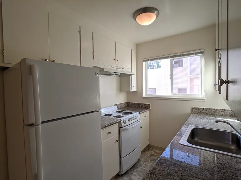 2534 Benvenue Ave — Photo 15