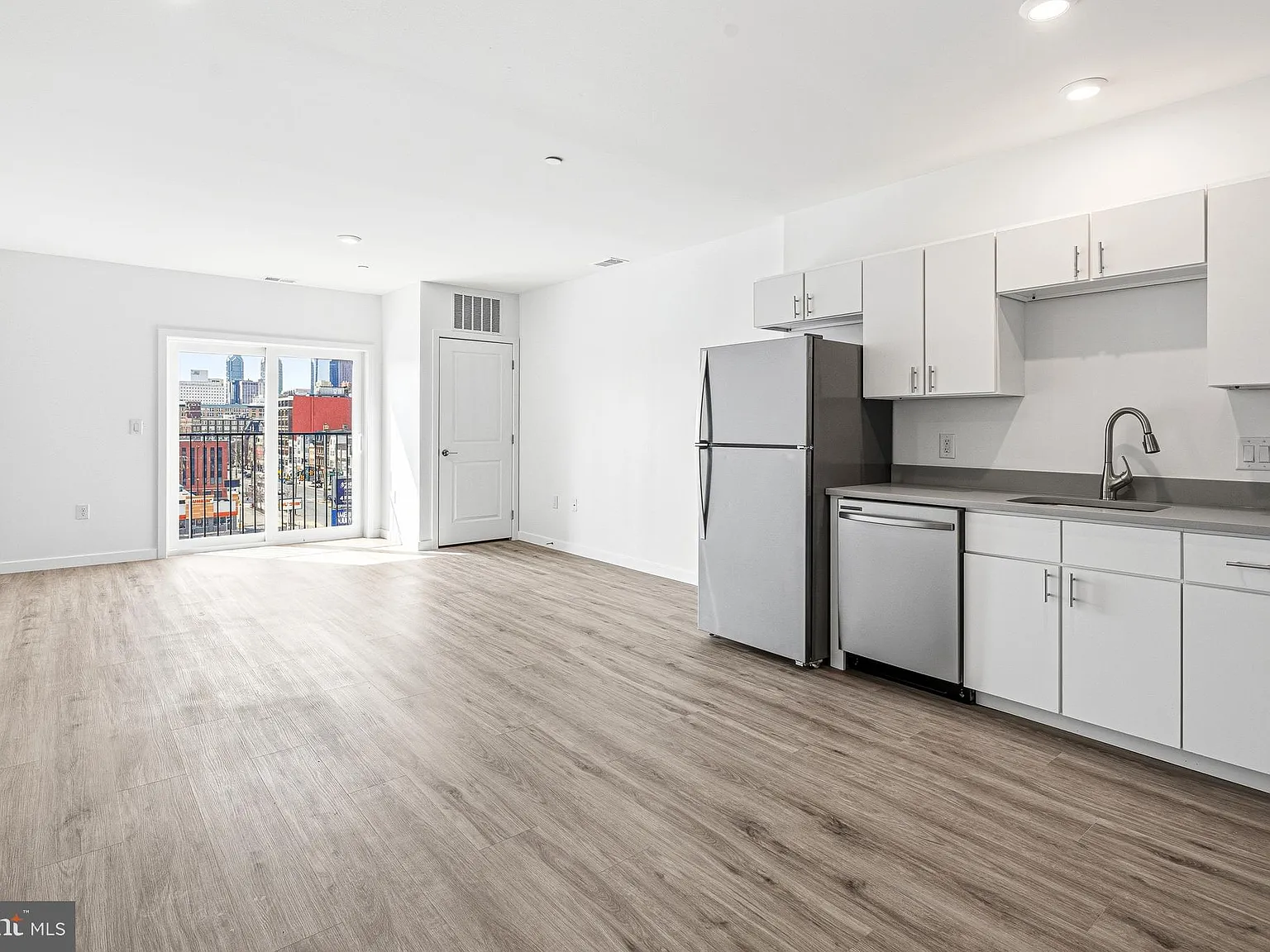 1 bed, 598 sqft, $1,707 — Photo 2